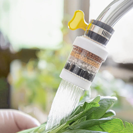 filtro de agua en un tomo de agua de cocina